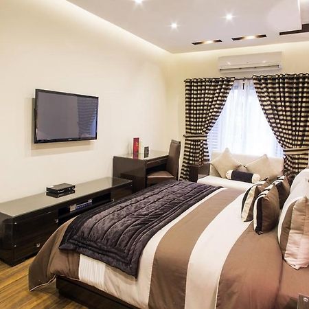 Royaute Luxury Suites And Hotel Gulberg Lahore Kamer foto