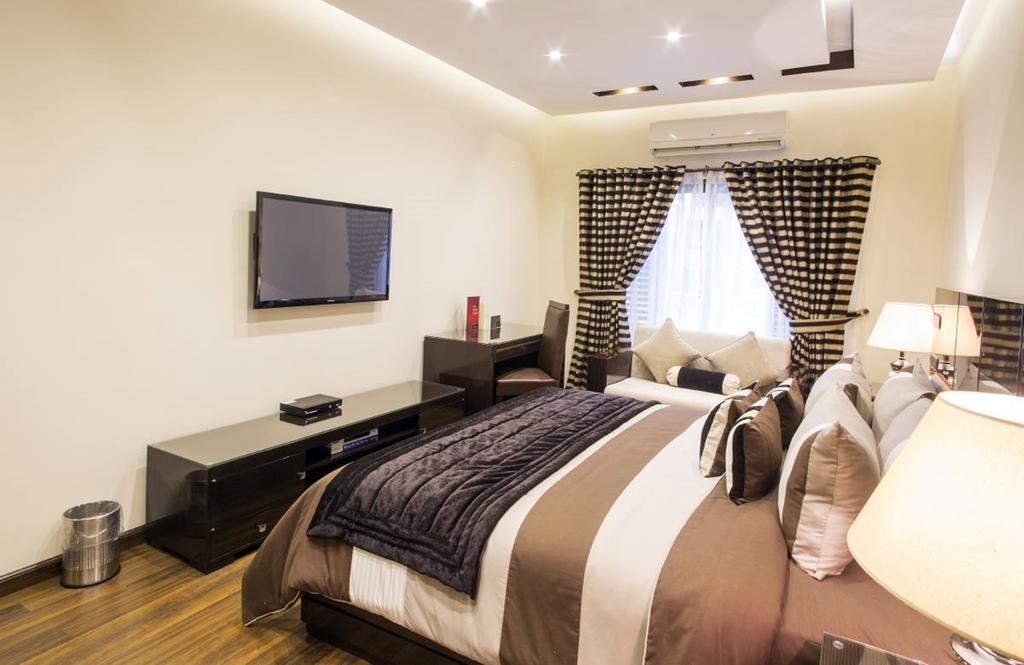 Royaute Luxury Suites And Hotel Gulberg Lahore Kamer foto