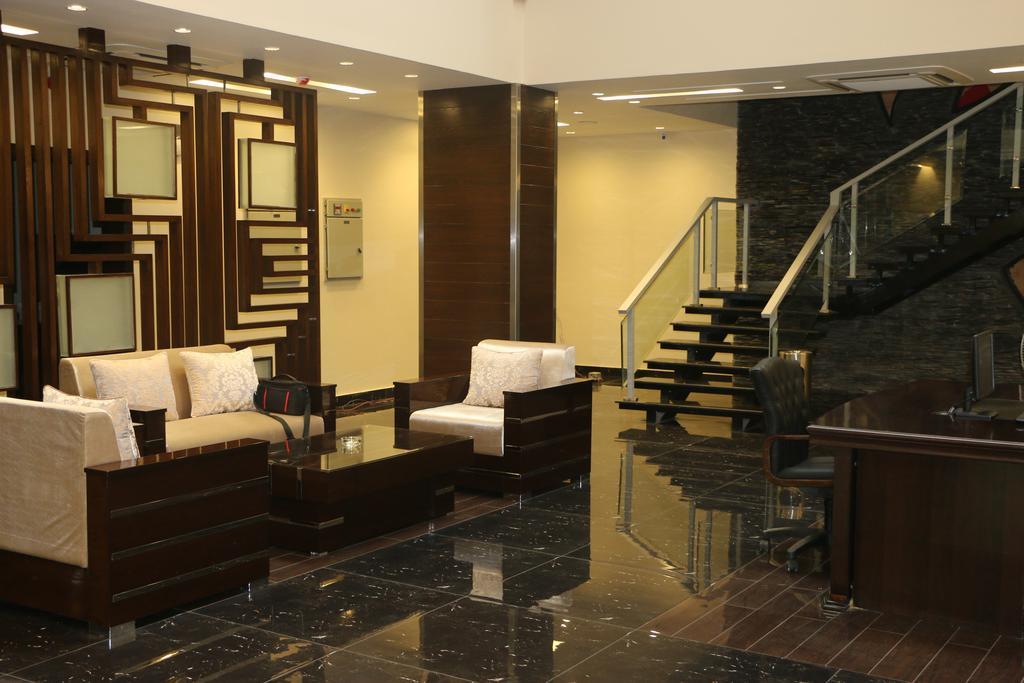 Royaute Luxury Suites And Hotel Gulberg Lahore Buitenkant foto