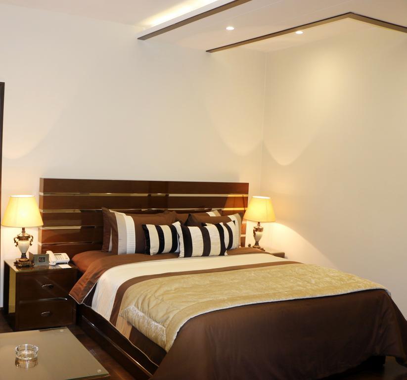 Royaute Luxury Suites And Hotel Gulberg Lahore Kamer foto