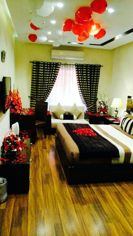 Royaute Luxury Suites And Hotel Gulberg Lahore Buitenkant foto