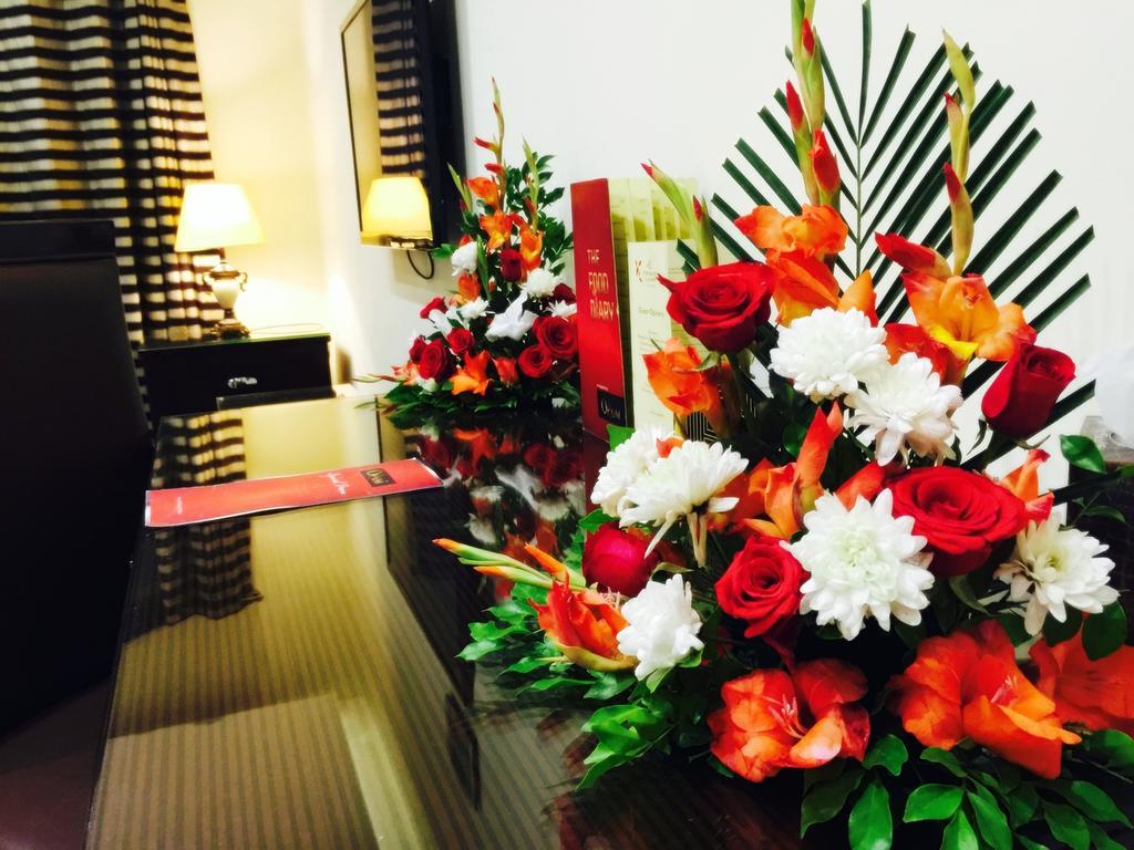 Royaute Luxury Suites And Hotel Gulberg Lahore Buitenkant foto