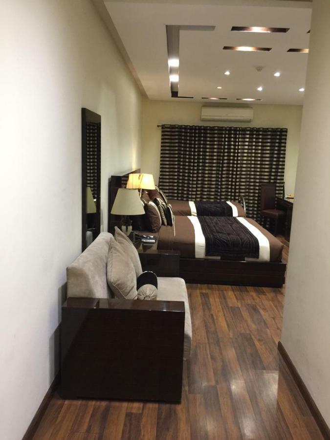 Royaute Luxury Suites And Hotel Gulberg Lahore Buitenkant foto